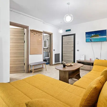 Seaside - Pool & Apartment